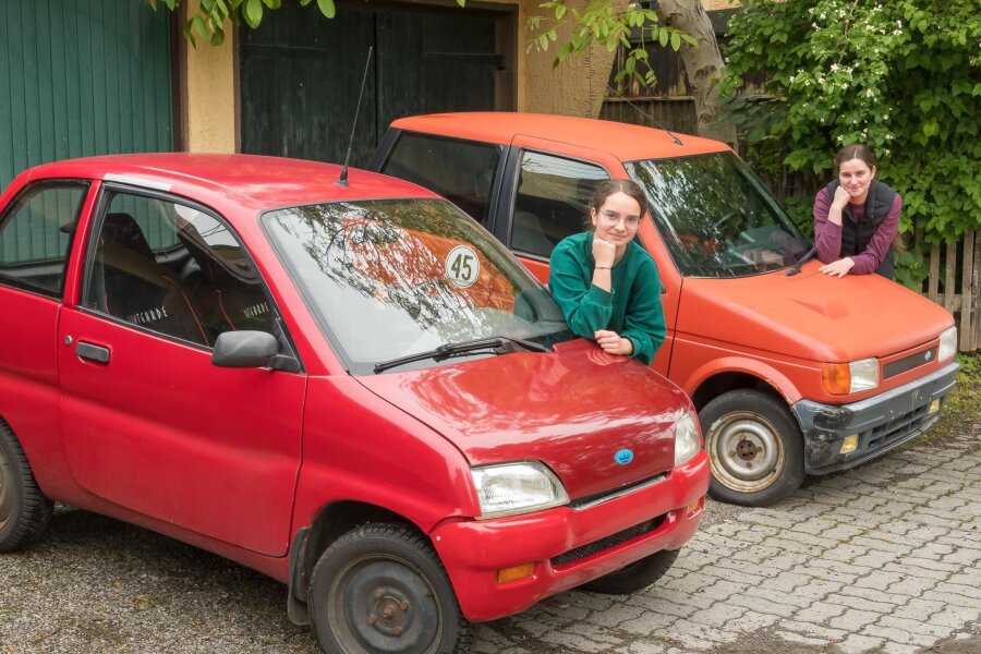 Elf Geschwister, zwei Miniautos, eine Leidenschaft: Olbernhauer Großfamilie fährt auf Mopedautos ab - Magdalena und Elisabeth Görg (von links) fahren Miniautos. Das hat in ihrer Familie fast schon Tradition.
