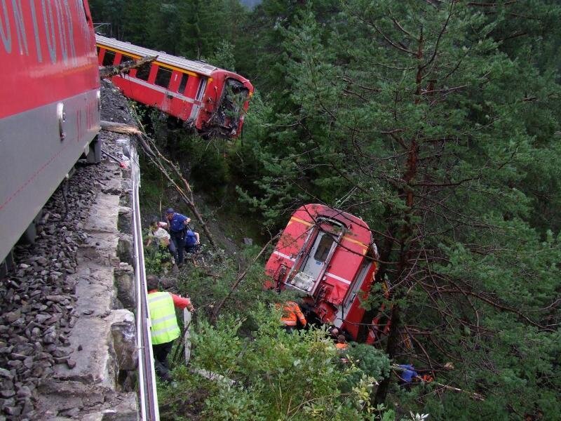 Elf Verletzte bei Zugunglück in der Schweiz -  Unmittelbar neben einer Alpenschlucht entgleiste der Zug.
