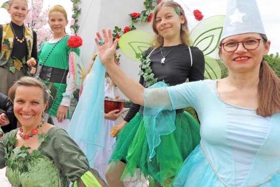 Elfen mischen Dorffest im Erzgebirge auf - 