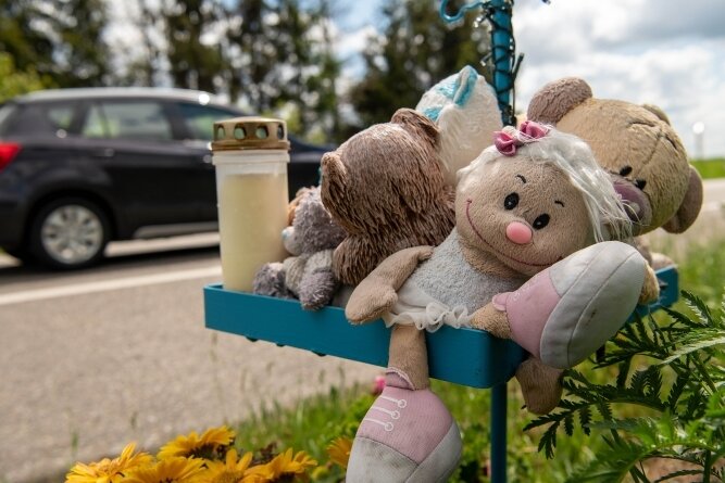 Elfjährige bei Schulwegunfall in Penig getötet - Fahrer vor Gericht - Ein kleiner Gedenk-Ort erinnert heute an der ehemaligen B 175 bei Langenleuba-Oberhain an den tödlichen Verkehrsunfall eines Mädchens im März 2019. 