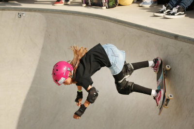 Elfjährige ist beste Skateboarderin - Lilly Stoephasius bei einem ihrer Läufe im Skatepark.