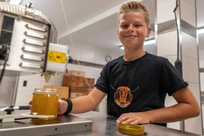 Elfjähriger mag es süß: Johann aus Rochlitz sorgt für leckeren Honig - Nachwuchsimker Johann Ackermann aus Rochlitz zeigt, wie der Honig abgefüllt wird. Der Elfjährige genießt Honig am liebsten pur, aber auch im Kakao oder als Salatdressing.