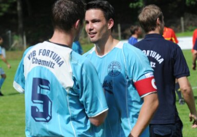 Elfmeter bringt Fortuna den ersten Oberligapunkt -  Die Fortuna-Spieler Peter Braun (links) und Steve Rolleder freuen sich über den in letzter Minute erkämpften Punkt. 