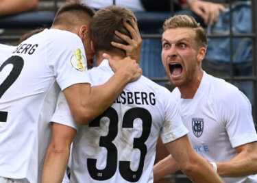 Elfmeter-Krimi im DFB-Pokal: Regionalligist SV Babelsberg kickt Bundesligisten raus - Tino Schmidt (r) von Babelsberg und seine Mitspieler bejubeln den Ausgleichstreffer zum 1:1.