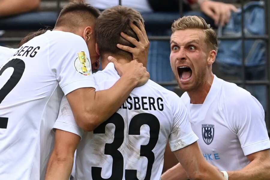 Tino Schmidt (r) von Babelsberg und seine Mitspieler bejubeln den Ausgleichstreffer zum 1:1.