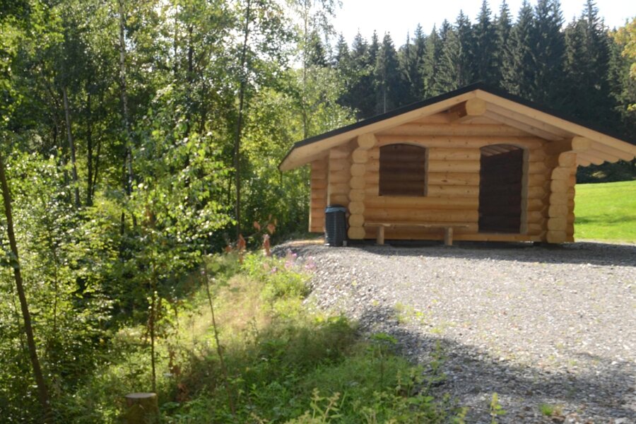 Ellefeld: Blockhütte an Martins Holzerlebnisweg braucht einen Namen - Noch ohne Namen: Sachsenforst bittet um Vorschläge, wie die neue Blockhütte am Stauweiher heißen soll.