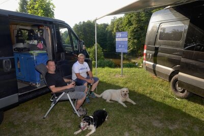 Ellefeld liegt im Trend: Gemeinde hat Stellplatz für Wohnmobile - Für unser Foto haben Ingo Laschewski und Holger Dietrich samt Hunden die Örtlichkeit in Ellefeld  getestet. 