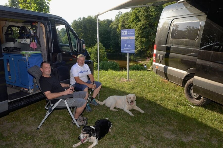 Ellefeld liegt im Trend: Gemeinde hat Stellplatz für Wohnmobile - Für unser Foto haben Ingo Laschewski und Holger Dietrich samt Hunden die Örtlichkeit in Ellefeld  getestet. 