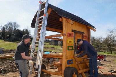 Ellefelds Klein-Juchhöh bekommt neuen Spielplatz - Im Bild sind Uwe Roßberg und André Leupold von der Firma Kit aus Tharandt beim Aufbau eines Bienenspielwagens zu sehen.