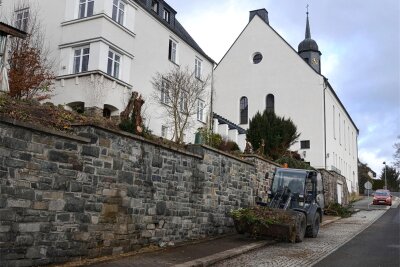 Ellefelds Steinmauer an der Kirche: Eine Gefahr oder nur Gerede? - Trotz Rissen in der Mauer könne von Einsturzgefahr nicht die Rede sein, sagt der kommunale Bauhof.