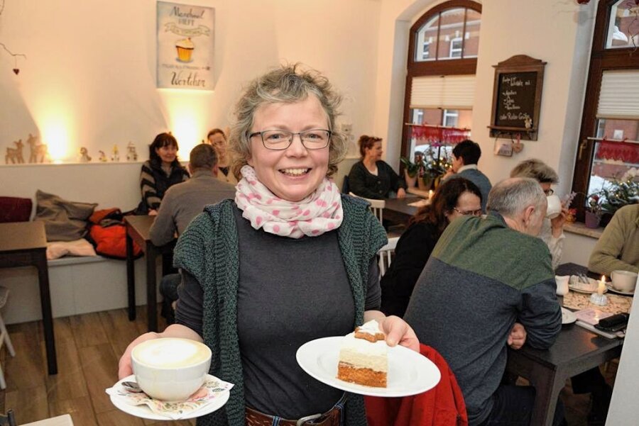 Elli's Kaffeestube in Schöneck: Lokal mit Wohnzimmer-Atmosphäre - Elisabeth Neidhardt tischt seit knapp fünf Jahren in Elli's Kaffeestube in Schöneck selbst gebackenen Kuchen und Torte auf. 