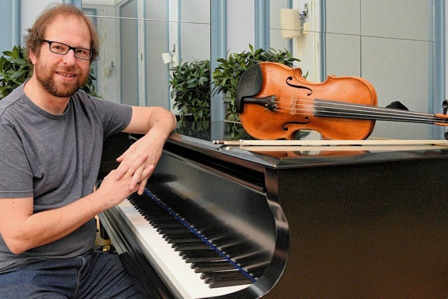 Elsteraner fängt das Weihnachtsgefühl ein - Stefan Büchner am Klavier im Blauen Saal im Kurhaus Bad Elster. 
