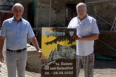Elsterberg feiert ab Freitag das 34. Ruinen- und Heimatfest - Bürgermeister Axel Markert (links) und Karsten Zeller, Vorsitzender des Vogtländischen Heimatvereins, freuen sich auf das Fest. Bereits vor gut zwei Wochen präsentierten sie das Plakat dazu. 