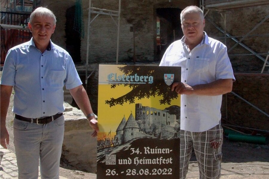 Elsterberg feiert ab Freitag das 34. Ruinen- und Heimatfest - Bürgermeister Axel Markert (links) und Karsten Zeller, Vorsitzender des Vogtländischen Heimatvereins, freuen sich auf das Fest. Bereits vor gut zwei Wochen präsentierten sie das Plakat dazu. 