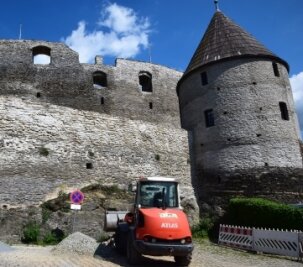 Elsterberger Burgruine erlebt erste Veranstaltung seit Baustart - Die Burgfestspiele finden statt, obwohl die Sanierung der Ruine noch nicht abgeschlossen ist. Die notwendigen Restarbeiten sollen auf die Veranstaltung keinen Einfluss haben.