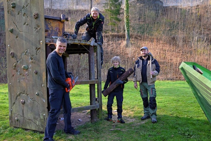 Sven Haller, Sven und Finley Thumstädter sowie Jan Dörfler halfen am Samstag auf dem Elsterberger Spielplatz beim Abbau der alten Spielgeräte mit.