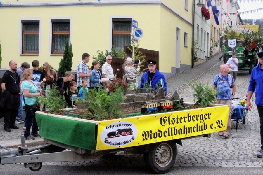 Elsterberger Modellbahnclub seit 30 Jahren auf Achse - Mit Liebe zum Detail haben die Elsterberger Modellbahner die Burgruine in den Mittelpunkt ihrer Gartenbahn gebaut. Diese wurde im Festumzug zum 34. Heimat- und Ruinenfest im August gezeigt.