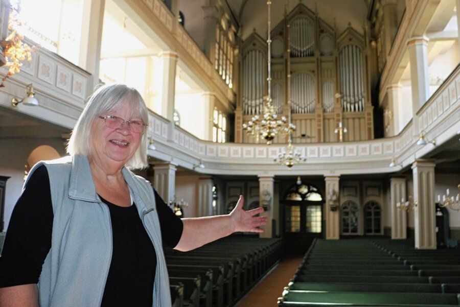 Elsterberger Orgelsommer geht 2023 neue Wege - Margit Degodowitz zeigt die Jehmlich-Orgel. Nach 22 Jahre Organisation des Orgelsommers mit vielen Erlebnissen mit Musikern und zahlreichen Konzerten hat die ehemalige Kantorin das Zepter jetzt abgegeben. 