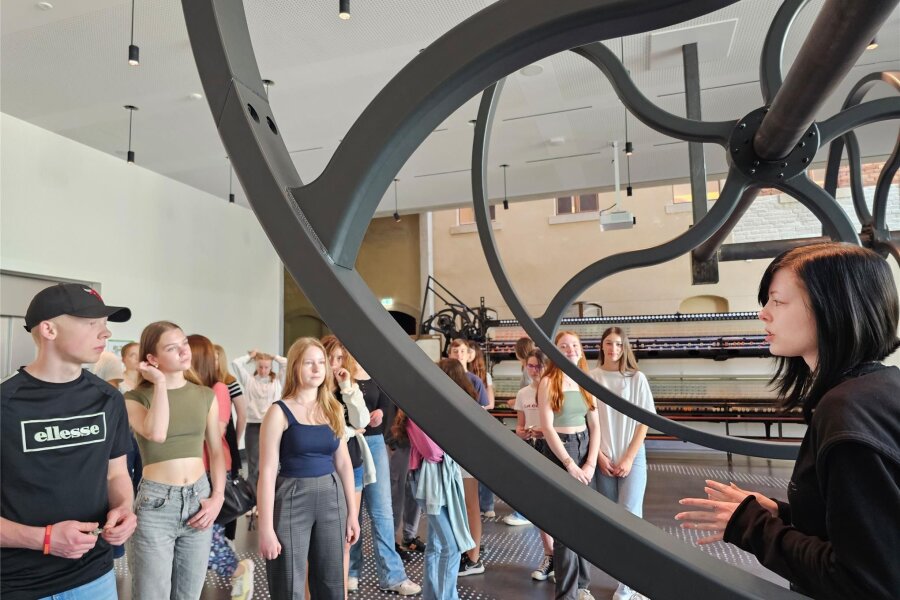 Elsterberger Schüler erkunden mit Gleichaltrigen aus Spanien die Plauener Fabrik der Fäden - Vivienne Voigt informierte die Schüler in englischer Sprache vor dem Besuch der Fabrik der Fäden über das Museum.