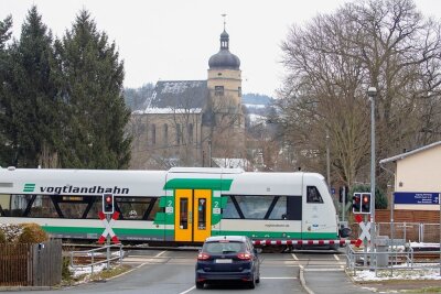 Elstertalbahn: Vogtland bestellt 46 Züge - Ein Triebwagen der Vogtlandbahn fährt durch Kürbitz. Wenn die Elstertalbahn in Richtung Tschechien einmal elektrifiziert und durchgängig zweigleisig ausgebaut sein wird, sollen dort deutlich mehr Züge fahren. 