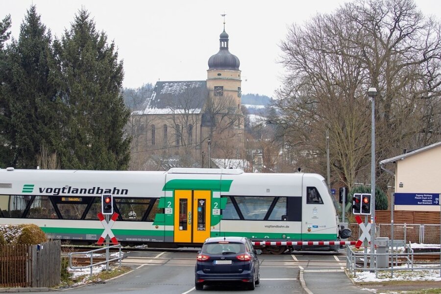 Ein Triebwagen der Vogtlandbahn fährt durch Kürbitz. Wenn die Elstertalbahn in Richtung Tschechien einmal elektrifiziert und durchgängig zweigleisig ausgebaut sein wird, sollen dort deutlich mehr Züge fahren. 