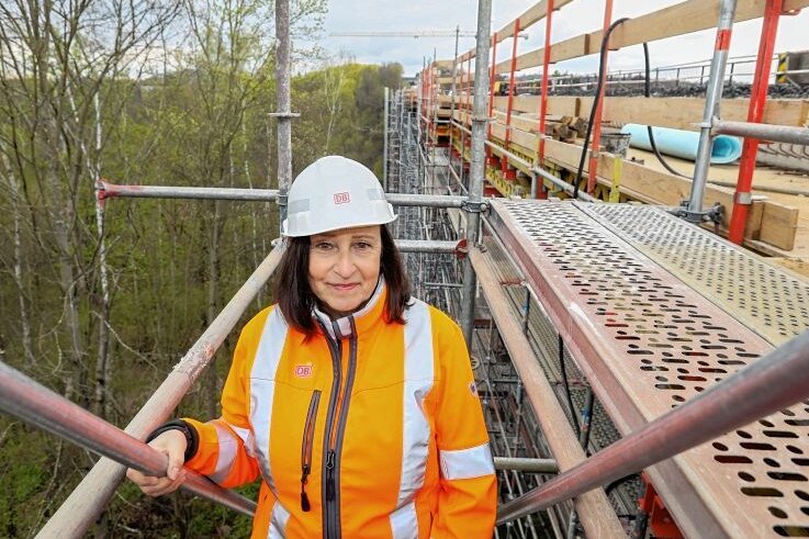 Elstertalbrücke: Der Ziegelaustausch läuft - Projektleiterin auf dem Gerüst: Brückenbauingenieurin Elke Hering.