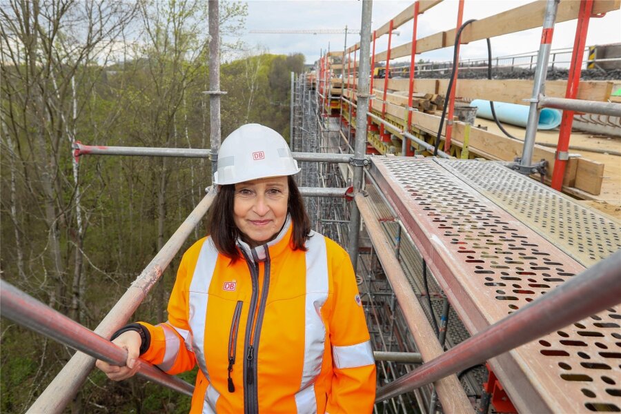 Elstertalbrücke: Eisenbahnfans dürfen für einen Tag aufs Viadukt - Hält Wissen für Interessierte bereit: Brückenbauingenieurin Elke Hering ist Projektverantwortliche.