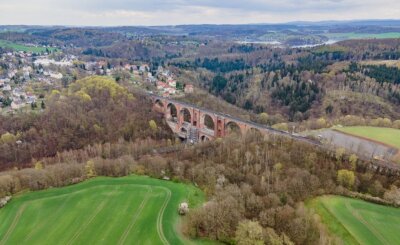 Elstertalbrücke für Zugverkehr bis Anfang Juni zeitweise gesperrt - Mit zwölf Millionen verbauten Steinen die zweitgrößte Ziegelsteinbrücke der Welt: Die Elstertalbrücke. Bis 2025 saniert die Deutsche Bahn das 170 Jahre alte Viadukt im Vogtland.