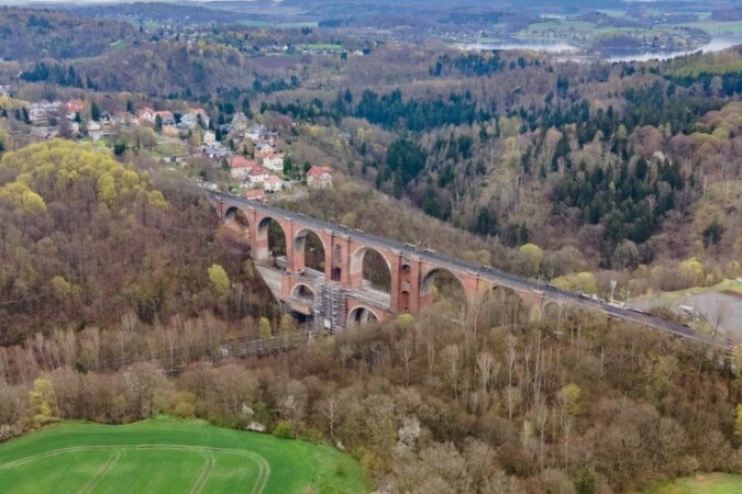 Elstertalbrücke für Zugverkehr bis Anfang Juni zeitweise gesperrt - Mit zwölf Millionen verbauten Steinen die zweitgrößte Ziegelsteinbrücke der Welt: Die Elstertalbrücke. Bis 2025 saniert die Deutsche Bahn das 170 Jahre alte Viadukt im Vogtland.