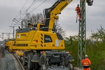 Elstertalbrücke für Zugverkehr bis Anfang Juni zeitweise gesperrt - 40 neue Signal- und Oberleitungsmasten werden gesetzt.
