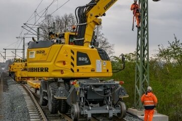 Elstertalbrücke für Zugverkehr bis Anfang Juni zeitweise gesperrt - 40 neue Signal- und Oberleitungsmasten werden gesetzt.