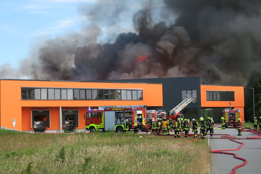 Elterlein: Feuer auf Firmengelände - drei Verletzte - Am Sonntagvormittag ist eine Lagerhalle in der Scheibenberger Straße in Elterlein in Brand geraten. 