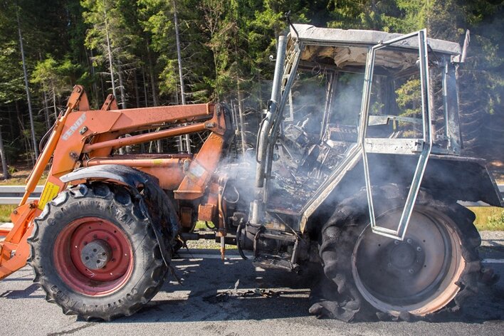 Elterlein: Traktor ausgebrannt - 
