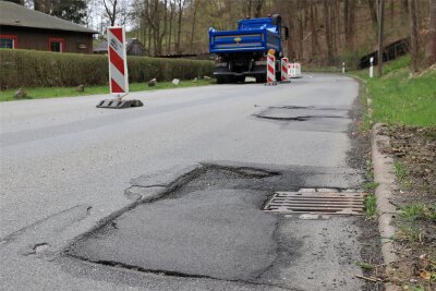 Elterleiner Straße in Schwarzenberg bleibt „eine Katastrophe“ – und kein Ende in Sicht - Dies ist nur eine von zahlreichen Schadstellen auf der Elterleiner Straße in Richtung Langenberg.