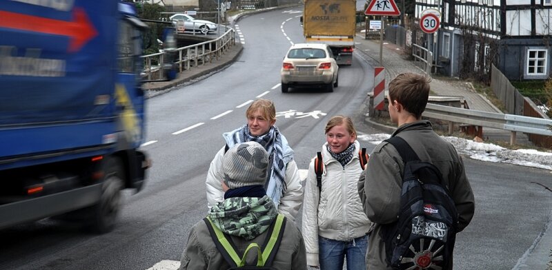 Eltern bangen um das Leben ihrer Kinder - 
              <p class="artikelinhalt">Kinder in Gefahr: Die B 169 in Greifendorf gilt als einer der kritischsten Schulwege in Sachsen. </p>
            