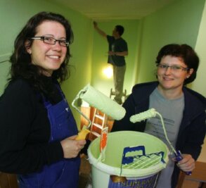 Eltern bringen Farbe in die Treppenhäuser - 
              <p class="artikelinhalt">Kerstin Ullmann (links) und Denise Apfelbäck gehörten zu den zwei der 20 Helfer, die kürzlich in der Kindertagesstätte "Tausendfüßler" renovierten. </p>
            