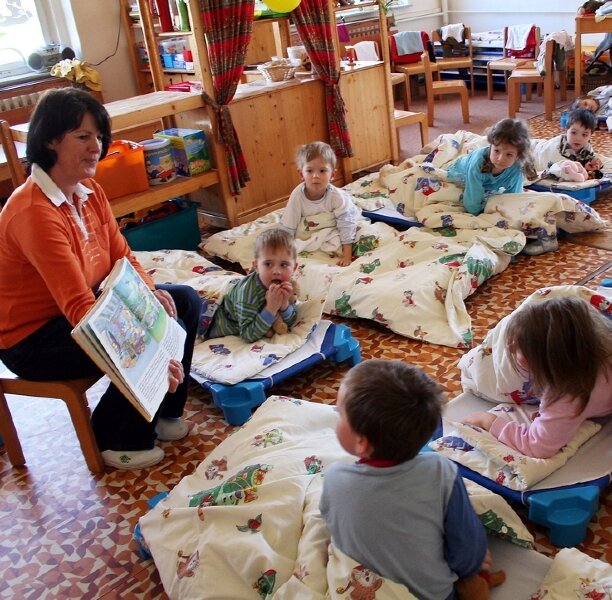 Eltern melden ungeborene Babys an - 
              <p class="artikelinhalt">Viele gespannte Zuhörer: In der Kindertagesstätte "Villa Kunterbunt" in Gelenau liest Erzieherin Karla Domagala ihren Schützlingen - der Gruppe der Drei- und Vierjährigen, eine Einschlafgeschichte vor.  </p>
            