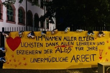 Eltern sagen sichtbar Danke - Das Dankeschön-Banner an der Lindgren-Schule in Frankenberg. 