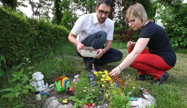 Eltern schöpfen Kraft aus Trauergruppe - Mario und Susan Kämpf auf dem Hohensteiner Friedhof am Grab von ihrem Janosch.