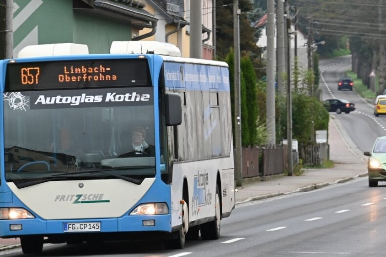 Eltern sind entsetzt: Schulbus fällt am Nachmittag weg - Zwischen Claußnitz und Markersdorf verkehrt die Buslinie 657. Auf die sind jetzt Schulkinder am Nachmittag angewiesen, weil der Schulbus weggefallen ist. Das wollen Eltern nicht hinnehmen. 