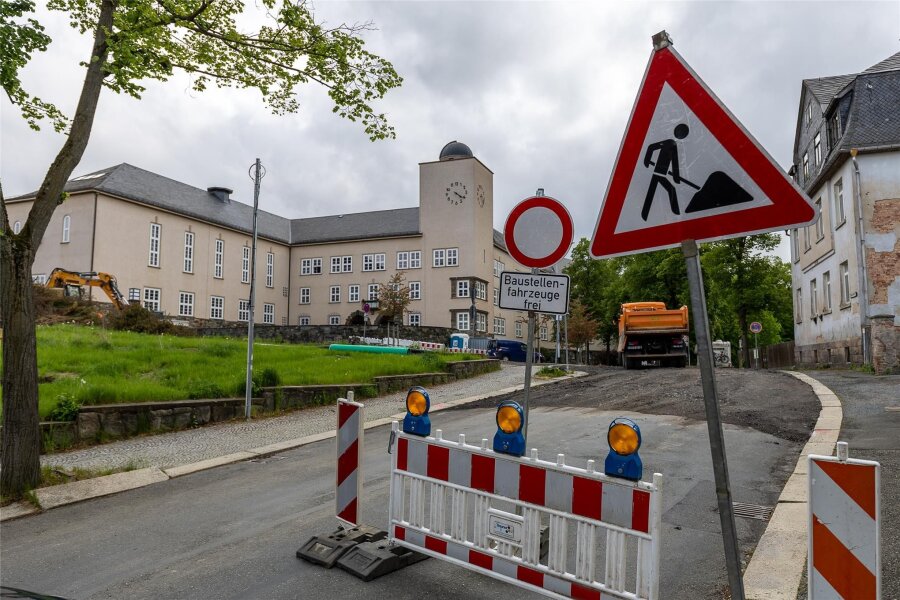 Eltern-Taxis aufgepasst: Deshalb gibt es jetzt eine Baustelle vor dem Rodewischer Gymnasium - Die Durchfahrt Ecke Straße des Friedens/Jahnstraße ist gesperrt. Die Jahnstraße wird bis Ende 2024 gebaut.
