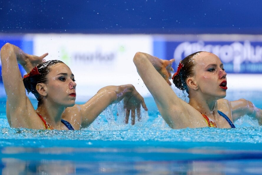 EM im Synchronschwimmen: Deutsches Top-Duett zieht Blicke auf sich - Marlene Bojer und Michelle Zimmer führen die Startliste der Deutschen Meisterschaft an. Das Foto des Nationalmannschafts-Duetts entstand im Mai 2021 bei der Europameisterschaft in Budapest, wo sich beide fürs Finale qualifizieren konnten. 