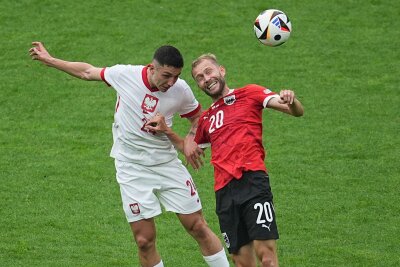 EM-Knockout für Polen trotz Lewandowski-Rückkehr - Polens Bartosz Slisz (l) im Kopfballduell mit dem Österreicher Konrad Laimer.