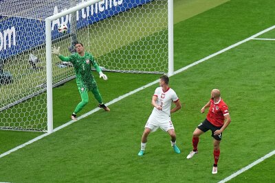 EM-Knockout für Polen trotz Lewandowski-Rückkehr - Österreichs Gernot Trauner (r) traf per Kopf zum 1:0.