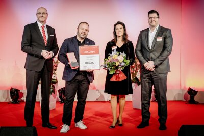 Embro Auerbach ist „Unternehmen des Jahres“ - Von links: Ludger Weskamp (Sparkasse), Markus Flechsing (Embro), Silke Schneider (Sparkasse), Landrat Hennig.