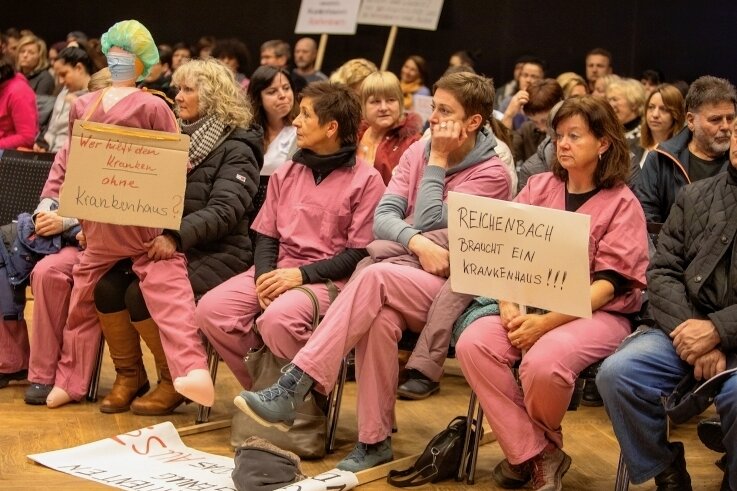 Emotionale Proteste: Wie lässt sich Reichenbachs Klinik retten? - Beschäftigte der Paracelsus-Klinik Reichenbach waren zur Kreistagssitzung nach Plauen gekommen.