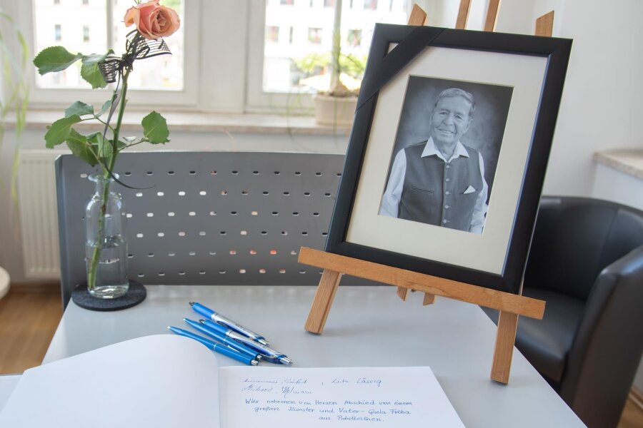 Emotionaler Abend: Für den verstorbenen Eberhard Hertel gibt es eine öffentliche Gedenkfeier auf Schloss Voigtsberg - Bis Freitag liegt ein Kondolenzbuch für Eberhard Hertel im Rathaus-Büro des Oelsnitzer OB Mario Horn aus.