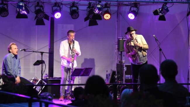 Volker "Holly" Schlott (rechts) und Falk Breitkreuz (Mitte) traten als Jazz-Formation FAVO gemeinsam mit dem belgischen Sänger Sander de Winne auf Schloss Voigtsberg auf. 