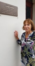 Emotionen bei Enthüllung von Gedenktafel in Oelsnitz - Rosemarie Schmidt-Kluge, 85, an der Gedenktafel am Oelsnitzer Pfarrhaus. Luise Horn war ihre Tante, die sie zu sich nahm, als ihre Mutter nach Theresienstadt deportiert wurde. 