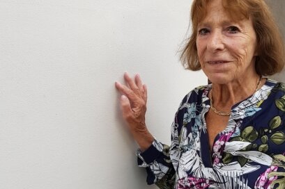 Emotionen bei Enthüllung von Gedenktafel in Oelsnitz - Rosemarie Schmidt-Kluge, 85, an der Gedenktafel am Oelsnitzer Pfarrhaus. Luise Horn war ihre Tante, die sie zu sich nahm, als ihre Mutter nach Theresienstadt deportiert wurde. 